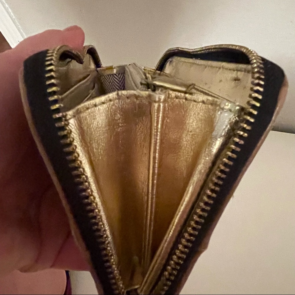❌SOLD❌ EUC Beautiful Steve Madden Large Fall Tan Beige & Gold Logo Zipper Wallet - Picture 11 of 14